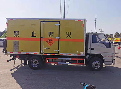 龙华爆破器材运输车工人安全操作规范与智能技术保障